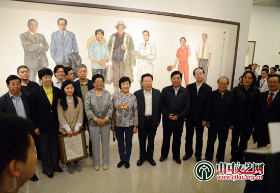 顧秀蓮、孫家正、趙實(shí)、胡振民、左中一等與勞模代表一起觀(guān)看畫(huà)展。高森 攝