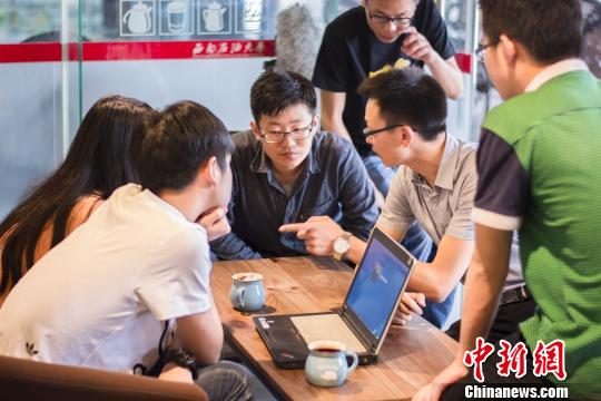 大學(xué)生自制微電影《會(huì)有花開》網(wǎng)友：文藝起來蠻拼的